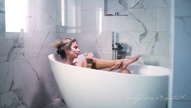Famous Model Takes A Bath And Shaves - 3 image