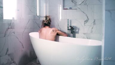 Famous Model Takes A Bath And Shaves - 4 image