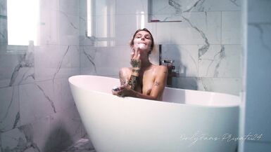 Famous Model Takes A Bath And Shaves - 7 image