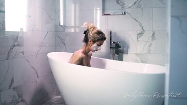 Famous Model Takes A Bath And Shaves - 8 image