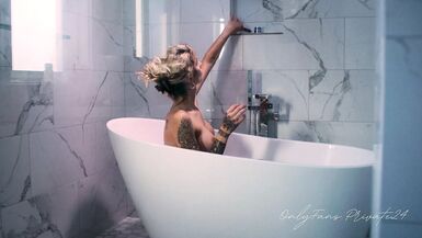 Beautiful Trans Model Takes A Bath & Shaves - 1 image