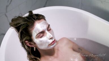 Beautiful Trans Model Takes A Bath & Shaves - 14 image