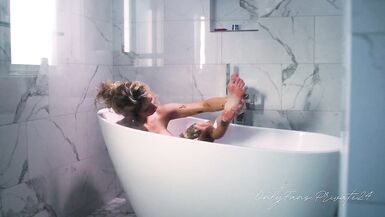 Beautiful Trans Model Takes A Bath & Shaves - 5 image
