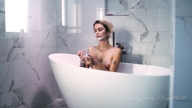 Beautiful Trans Model Takes A Bath & Shaves - 7 image