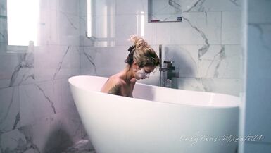 Beautiful Trans Model Takes A Bath & Shaves - 8 image