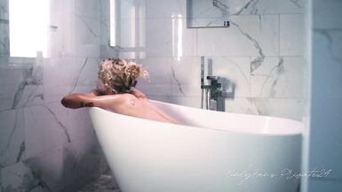 Beautiful Trans Model Takes A Bath & Shaves - 9 image