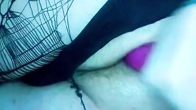 chica trans con cabello arcoiris, se masturba por el culo y acaba en su mano