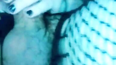 chica trans con cabello arcoiris, se masturba por el culo y acaba en su mano