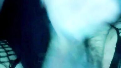 chica trans con cabello arcoiris, se masturba por el culo y acaba en su mano