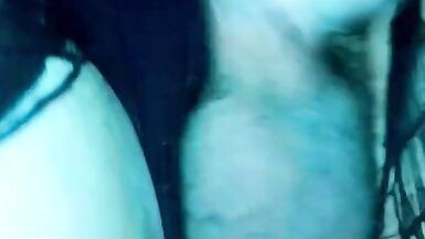 chica trans con cabello arcoiris, se masturba por el culo y acaba en su mano