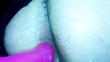 chica trans con cabello arcoiris, se masturba por el culo y acaba en su mano