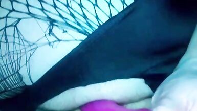 chica trans con cabello arcoiris, se masturba por el culo y acaba en su mano