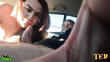 Luana Reis gets on the ride and finds Youtuber Bluezao on the street and gives a blowjob - 13 image