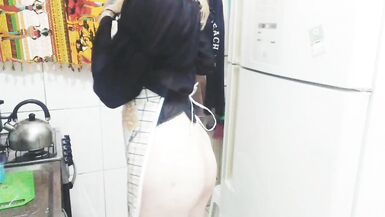 Sissy Aniya washing dishes and putting the dildo in her ass - 3 image