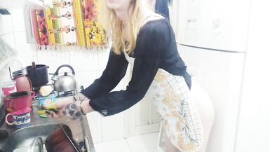 Sissy Aniya washing dishes and putting the dildo in her ass - 4 image