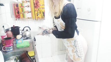 Sissy Aniya washing dishes and putting the dildo in her ass - 6 image