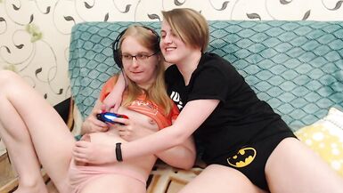 Gamer trans girl Astra get distracted by her girlfriend - 5 image