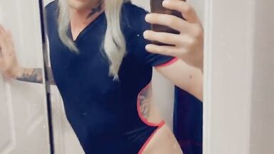 Smoking Hot Tranny Wants To Get Fucked - 2 image