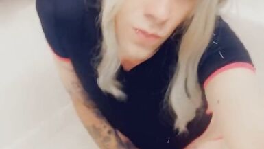 Smoking Hot Tranny Wants To Get Fucked - 5 image