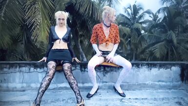 Trans and girl public sex on the roof of the hotel - 6 image