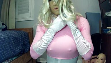 Reni's Dream 3! Reni locks her mask in place with a padlock and her necklace lock! - 1 image