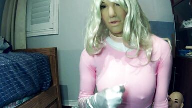 Reni's Dream 3! Reni locks her mask in place with a padlock and her necklace lock! - 3 image