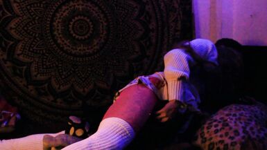 caliente femboy busca complacerse con sus almohadas saltando