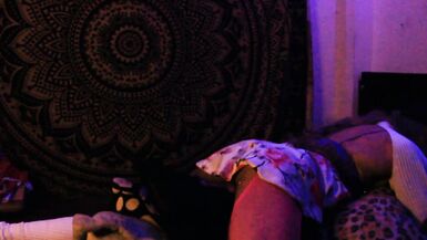 caliente femboy busca complacerse con sus almohadas saltando