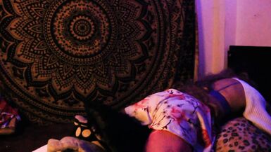 caliente femboy busca complacerse con sus almohadas saltando