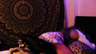 caliente femboy busca complacerse con sus almohadas saltando