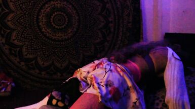 caliente femboy busca complacerse con sus almohadas saltando