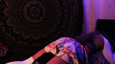 caliente femboy busca complacerse con sus almohadas saltando