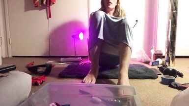 Astrid Apathy poses and toys ass a little - 4 image