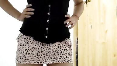 Linda chica femboy jugando y eyaculando de placer - 4 image