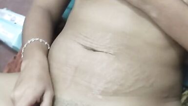 Mi novio me masturba mientras estoy en videollamada caliente 