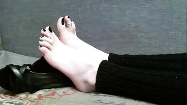 Ilandis shows off beautiful bare feet with black polished toes - 14 image