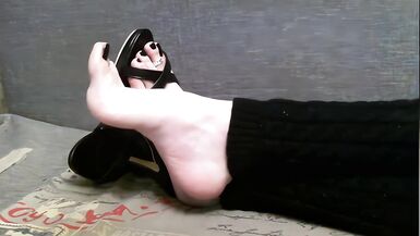 Ilandis shows off beautiful bare feet with black polished toes - 8 image