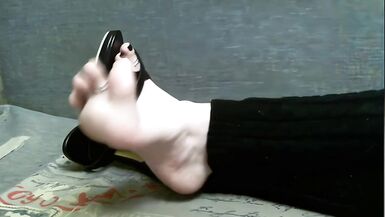 Ilandis shows off beautiful bare feet with black polished toes - 9 image