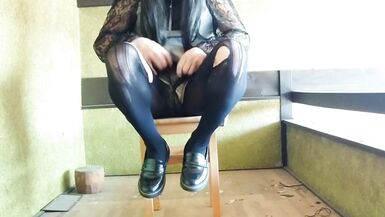 Ejaculation masturbation performance in the spare room of a perverted man - 7 image