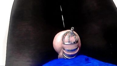 Closed girl made a golden fountain and filled a tube with cum - 4 image