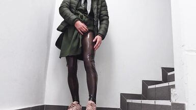 Piss in Latex pantyhose with zipper ? dense ? - 2 image