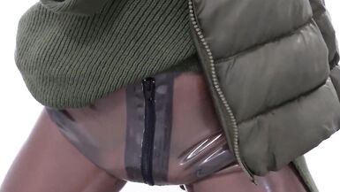 Piss in Latex pantyhose with zipper ? dense ? - 7 image