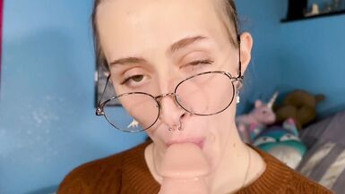 Tgirl smokes and gapes her ass - 5 image