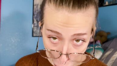 Tgirl smokes and gapes her ass - 6 image