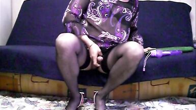 Cochone pipi humide Liza dans une ancienne ferme