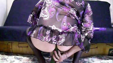 Cochone pipi humide Liza dans une ancienne ferme - 4 image