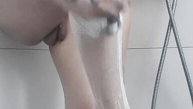 Trans milf shaving in the shower - 14 image