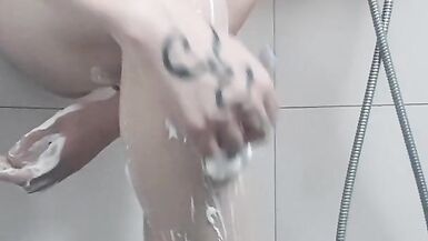 Trans milf shaving in the shower - 15 image