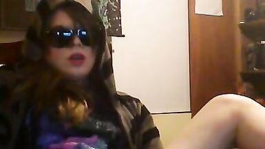 Shamefully and horny cam slut cums again - 11 image