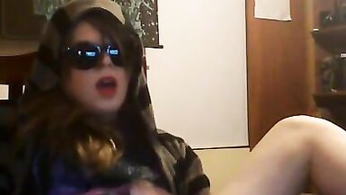 Shamefully and horny cam slut cums again - 12 image